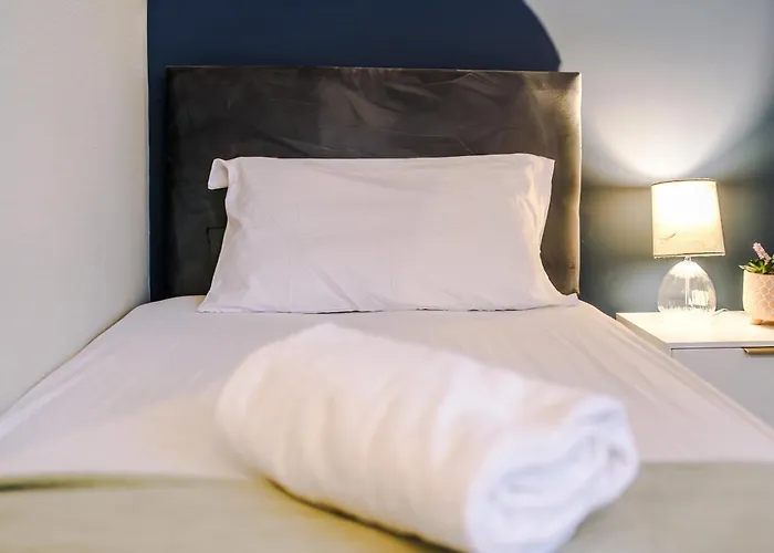 Stylish House In With Pool Table * Manchester