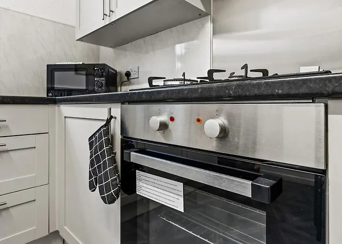 Premium Failsworth - Sleeps Up To 14! *