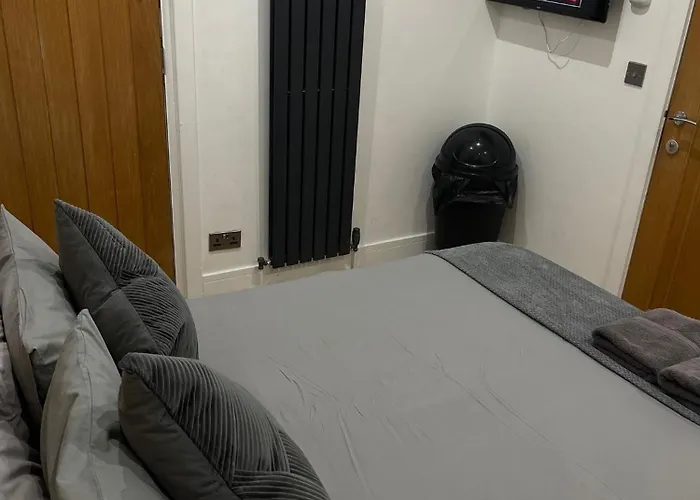 Hendham - Near Etihad Stadium, Coop Live Arena, National Cycling Centre & 24 Hour Asda *