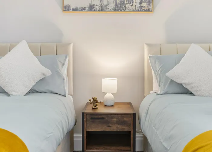 Manchester 2 Bedroom 5 Beds House 10 Minutes Away From City Centre And Hospitals On Street Parking ,Great For Long Term Stays Contractors And Hospital Workers Manchester