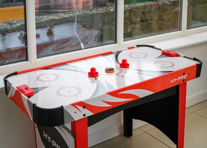 Сasa de vacaciones The Vibe & Play Hangout - Hot Tub Retreat