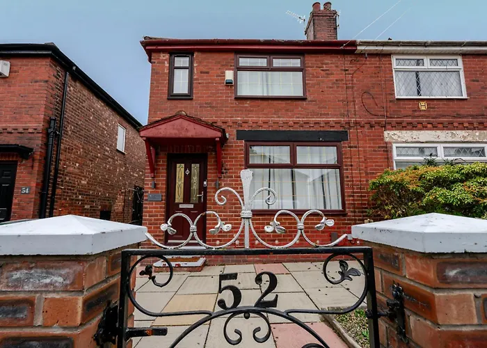 Spacious 4 Bed Ideal For Business & Long Term Stays, Free Parking * Manchester