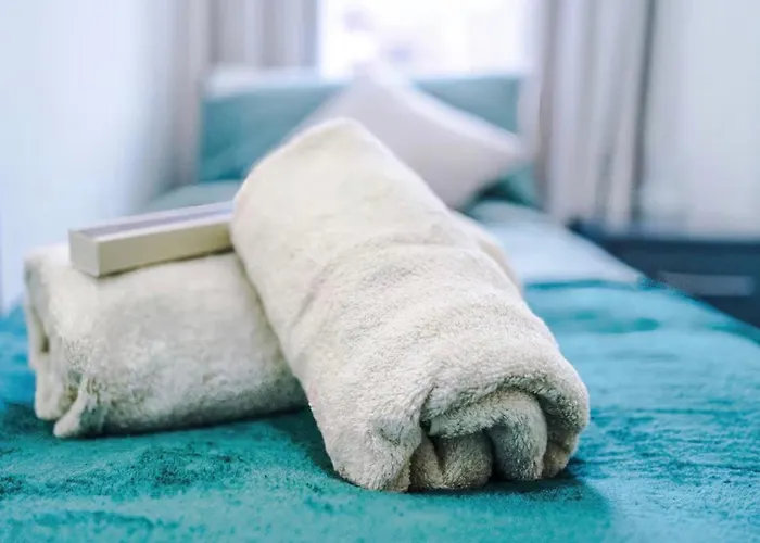 Modern 2-bed House Near Centre - Sleeps 6 *