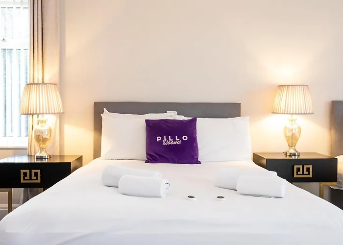 Detached House In Prestwich Sleeps 10 With Parking Holiday home *