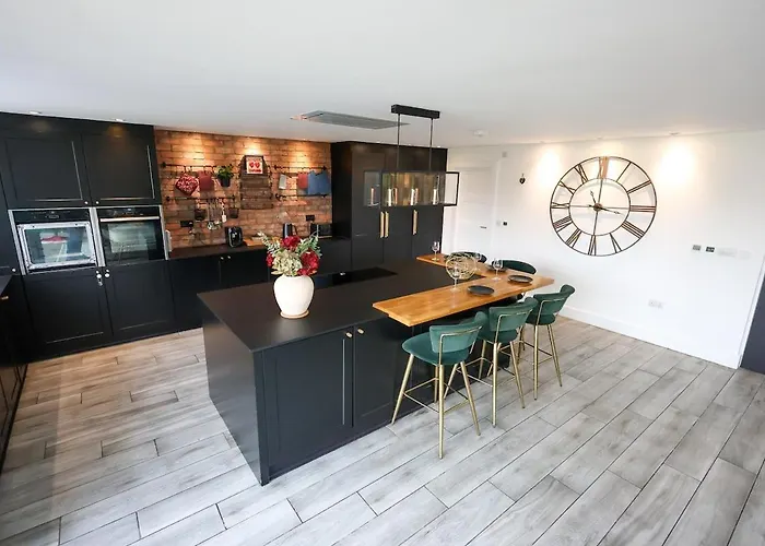 Stunning Family With Hot Tub In Worsley