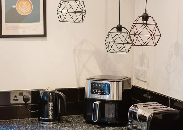 3 Bedroom House In Salford - Sleeps 6 Guests, Contractors, Groups, Families, Business, Leisute & Relocation Welcome, 15 Minutes From Centre, Fast Wi-fi, Smart Tv In Each Bedroom & Free Parking, Long And Short Welcome 別荘