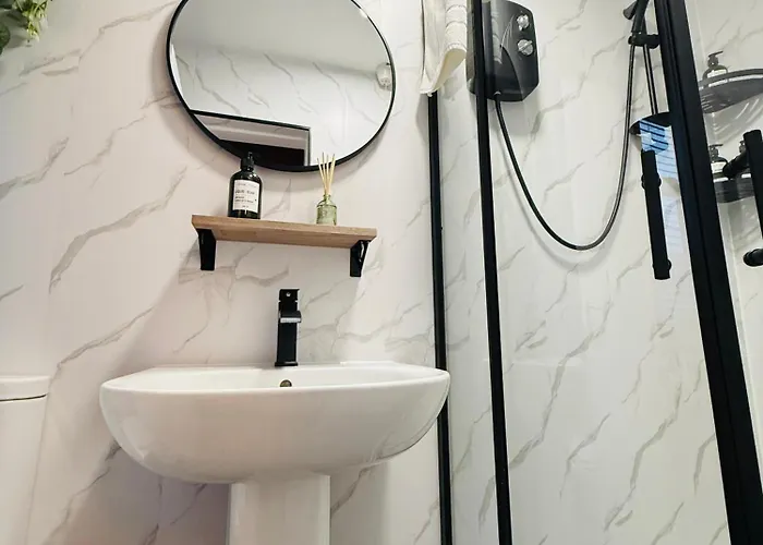 3br House Near Old Trafford With Games Sleeps 8 * 맨체스터