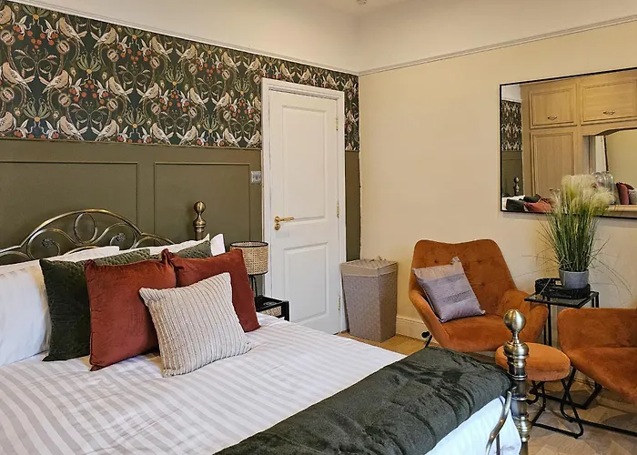 Massive And Stylish 5 Bed House - Sleeps 13 - Free Parking