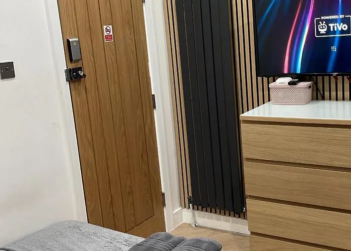 Hendham - Near Etihad Stadium, Coop Live Arena, National Cycling Centre & 24 Hour Asda Guest house *