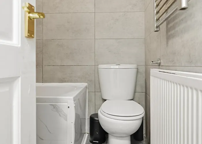 Manchester 2 Bedroom 5 Beds House 10 Minutes Away From City Centre And Hospitals On Street Parking ,Great For Long Term Stays Contractors And Hospital Workers * 曼彻斯特