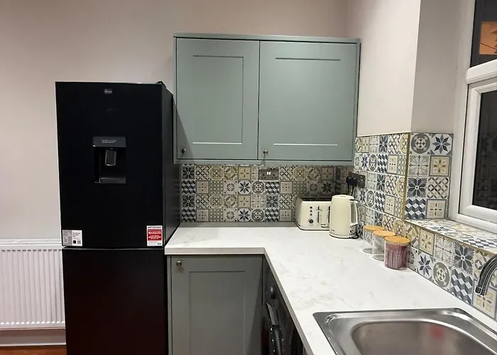 Large Luxury 4 Bedroom With Parking