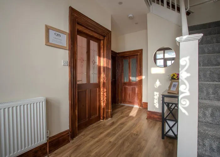 Feriehus Modern & Spacious 4-bedroom Home, Family & Contractor Friendly,