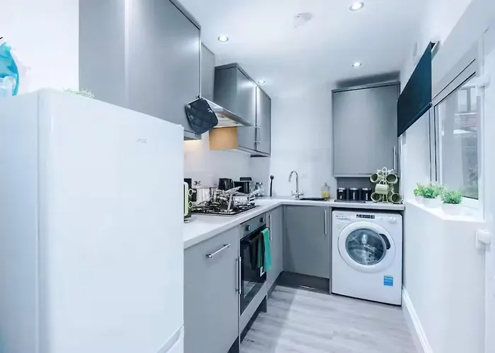 Modern 2-bed House Near Centre - Sleeps 6