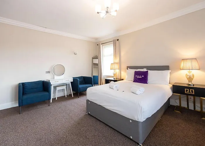 Holiday home Detached House In Prestwich Sleeps 10 With Parking *