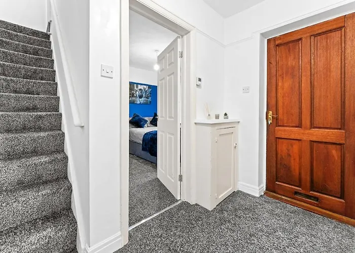 Дом отдыха Luxury Group - - Sleeps 9 *