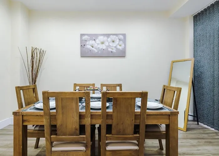 Sleeps 13, Free Parking, Near Etihad & C0-0p Live, 4br Сasa de vacaciones