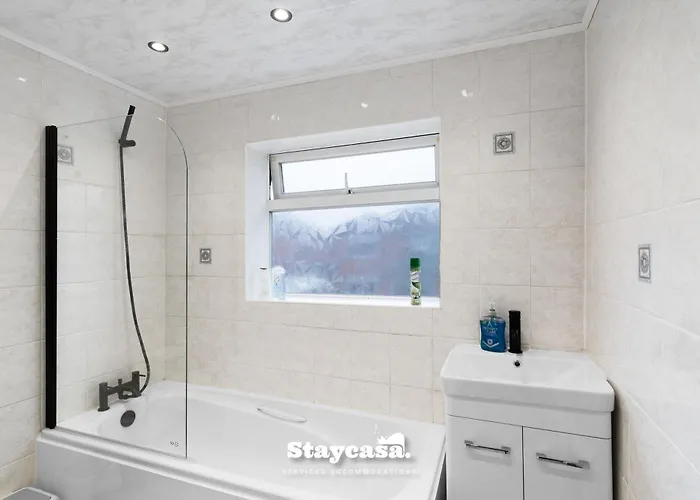 Spacious 4-bed Near Didsbury Dom wakacyjny *