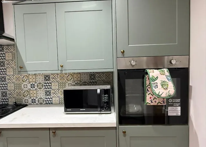 Large Luxury 4 Bedroom With Parking 맨체스터