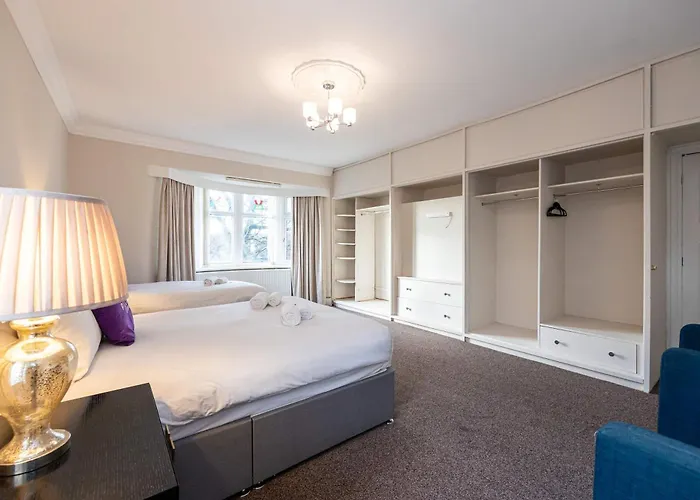 Detached House In Prestwich Sleeps 10 With Parking Holiday home