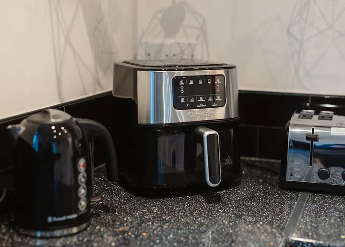 3 Bedroom House In Salford - Sleeps 6 Guests, Contractors, Groups, Families, Business, Leisure & Relocation Welcome, 15 Minutes From Centre, Fast Wi-fi, Smart Tv In Each Bedroom And Free Parking, Long & Short Welcome *