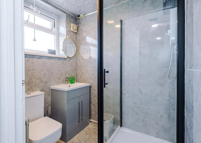 Pearl Reside - Sleeps 5, Free Parking & 5 Mins Centre