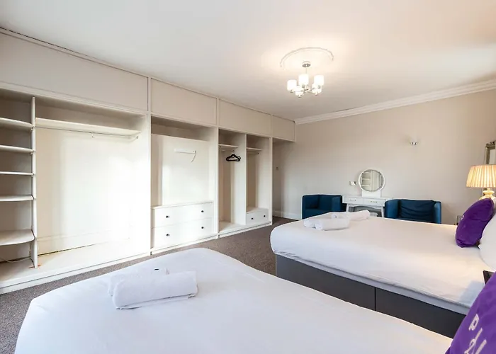 Detached House In Prestwich Sleeps 10 With Parking Holiday home