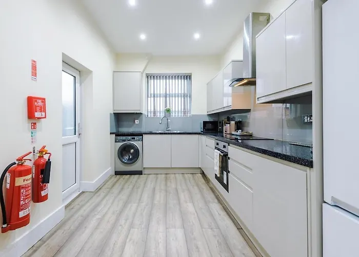 Sleeps 13, Free Parking, Near Etihad & C0-0p Live, 4br 曼彻斯特