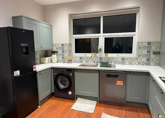 Large Luxury 4 Bedroom With Parking 펜션 *