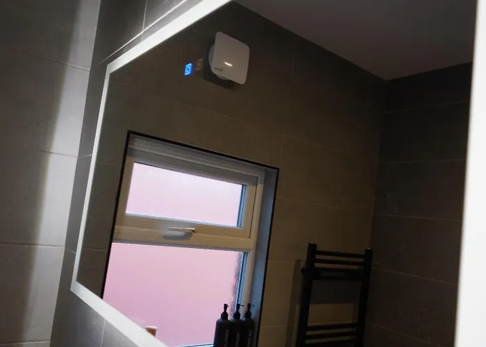 Spacious 3-bedroom Near Centre With Parking Prázdninový dům *