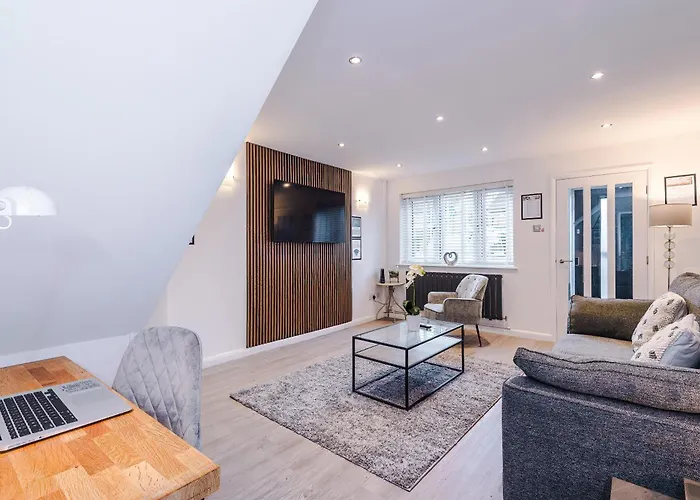 Stylish 2br House For 4 In With Parking 펜션 *