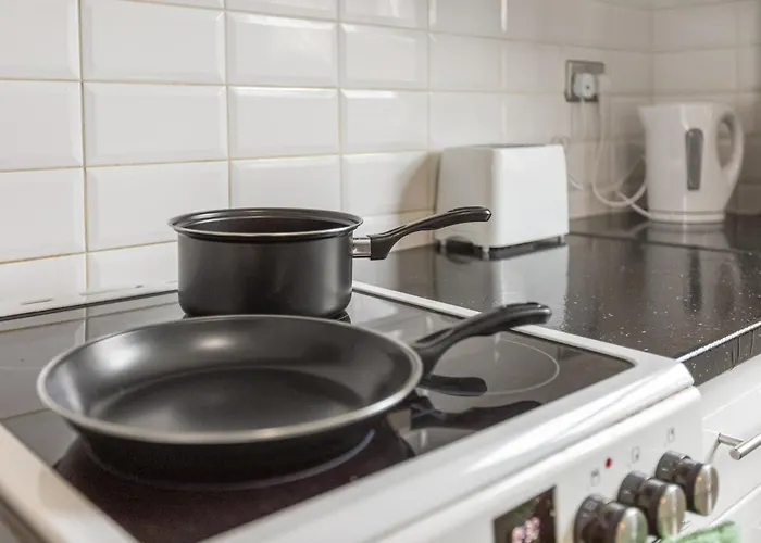 2 Bedroom 5 Beds House 10 Minutes Away From Centre And Hospitals On Street Parking ,great For Long Term Contractors And Hospital Workers Holiday home Manchester