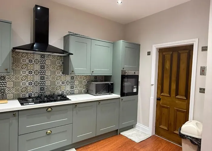 Large Luxury 4 Bedroom With Parking Manchester