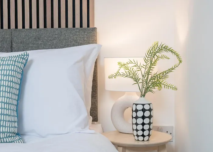 Stylish Comfort Retreat - Salford, Sleeps 8 Tatil Evi