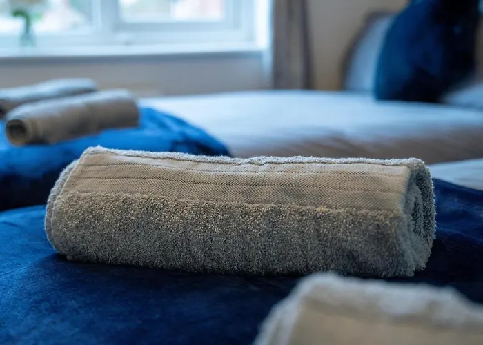 Luxury Group - - Sleeps 9