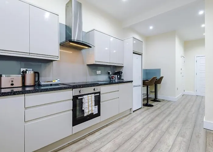 Сasa de vacaciones Sleeps 13, Free Parking, Near Etihad & C0-0p Live, 4br