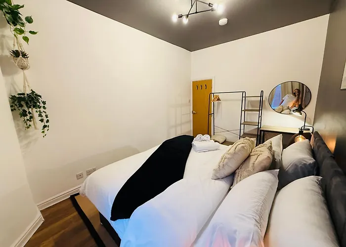 3br House Near Old Trafford With Games Sleeps 8 *