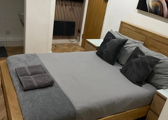 Hendham - Near Etihad Stadium, Coop Live Arena, National Cycling Centre & 24 Hour Asda Guest house Manchester