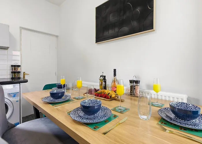 Manchester 2 Bedroom 5 Beds House 10 Minutes Away From City Centre And Hospitals On Street Parking ,Great For Long Term Stays Contractors And Hospital Workers 度假居