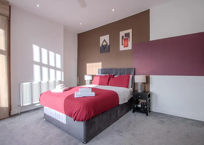 Modern & Spacious 4-bedroom Home, Family & Contractor Friendly,