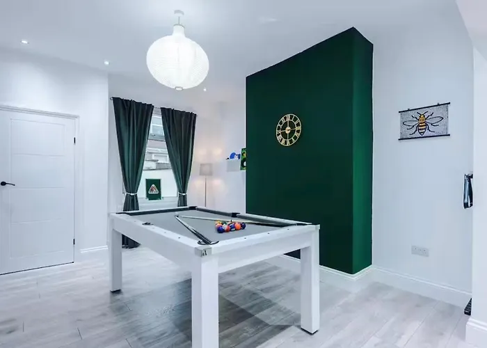 Modern 2-bed House Near Centre - Sleeps 6 * Manchester