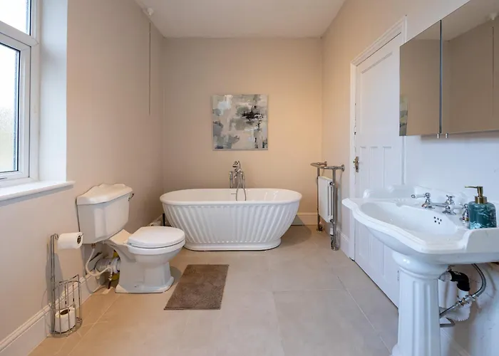 Detached House In Prestwich Sleeps 10 With Parking Holiday home