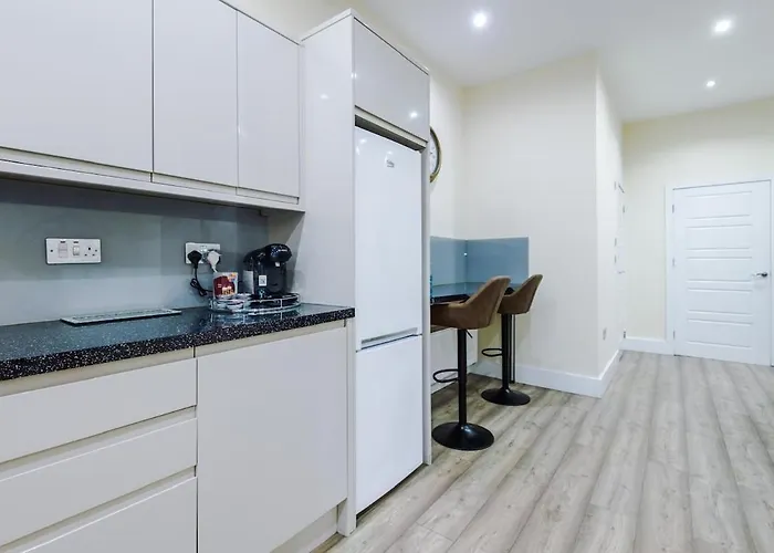 Sleeps 13, Free Parking, Near Etihad & C0-0p Live, 4br * 曼彻斯特