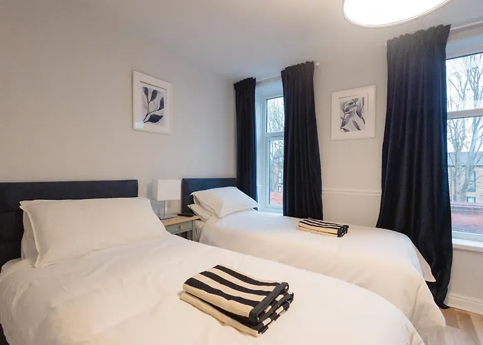 3 Bedroom House In Salford - Sleeps 6 Guests, Contractors, Groups, Families, Business, Leisure & Relocation Welcome, 15 Minutes From Centre, Fast Wi-fi, Smart Tv In Each Bedroom And Free Parking, Long & Short Welcome בית נופש