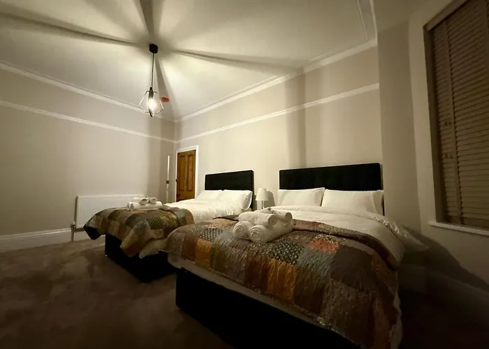 Large Luxury 4 Bedroom With Parking Tatil Evi Manchester