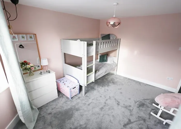 Stunning Family With Hot Tub In Worsley *