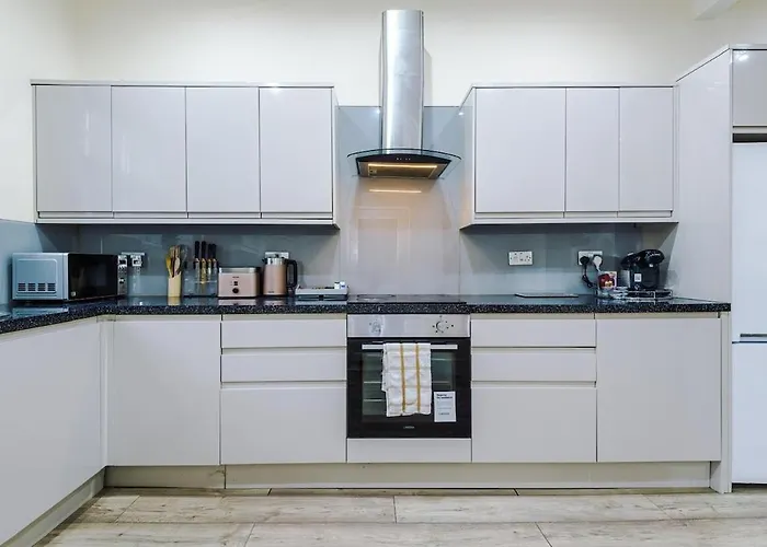 펜션 Sleeps 13, Free Parking, Near Etihad & C0-0p Live, 4br *