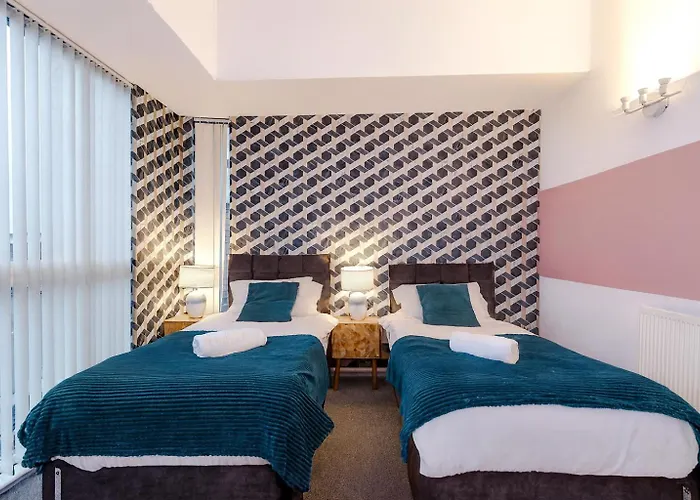 Stylish House In With Pool Table * Manchester