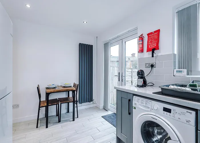 Stylish 2br House For 4 In With Parking Сasa de vacaciones