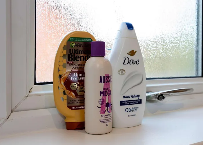 Detached House In Prestwich Sleeps 10 With Parking Holiday home *