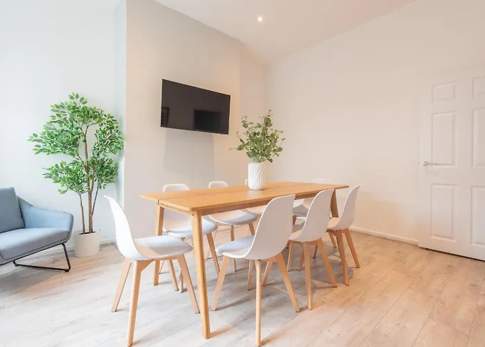 Stylish Comfort Retreat - Salford, Sleeps 8 Manchester